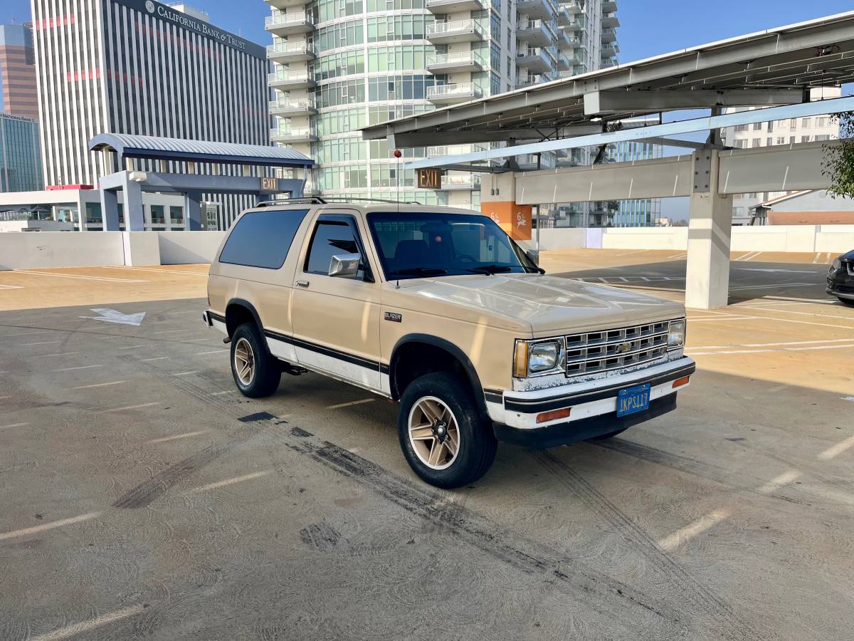 Chevy-s10-blazer-1984-yellow-1
