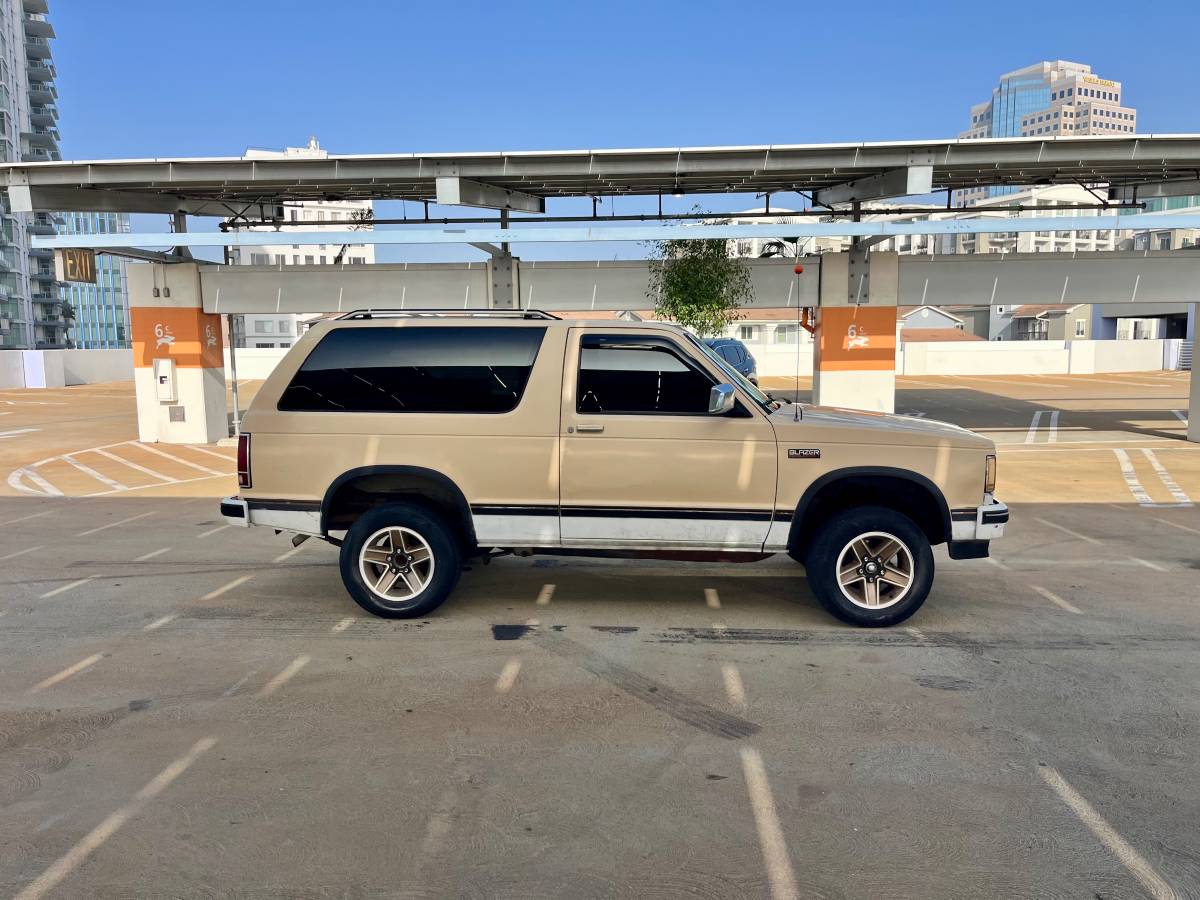 Chevy-s10-blazer-1984-yellow-2