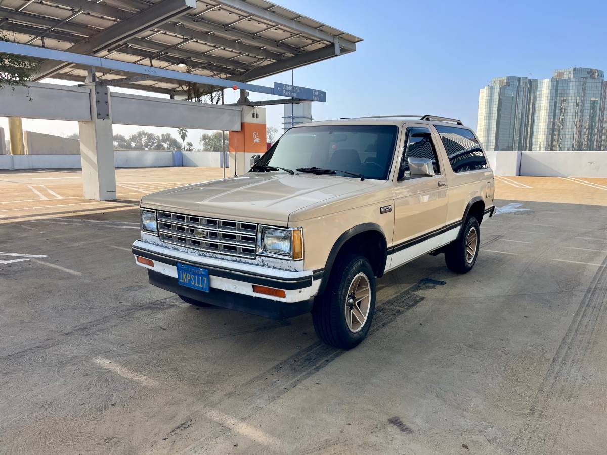 Chevy-s10-blazer-1984-yellow-3