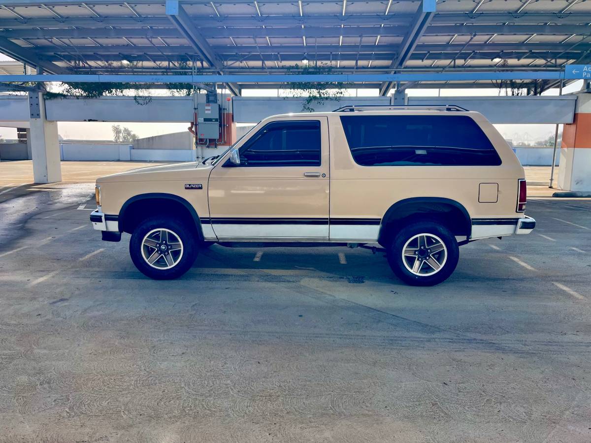 Chevy-s10-blazer-1984-yellow-4