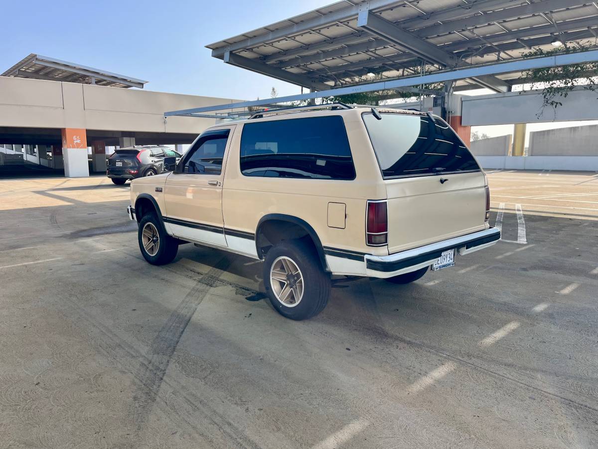 Chevy-s10-blazer-1984-yellow-5