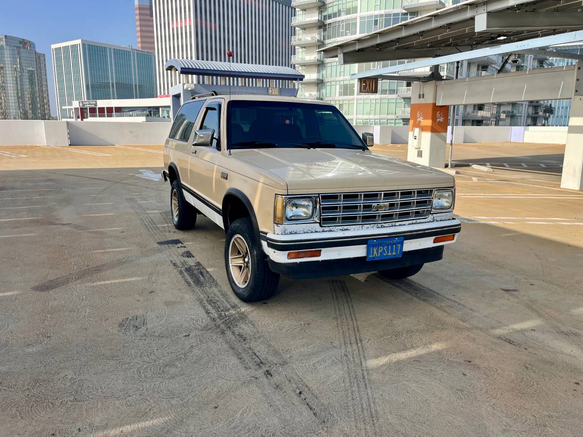 Chevy-s10-blazer-1984-yellow-8