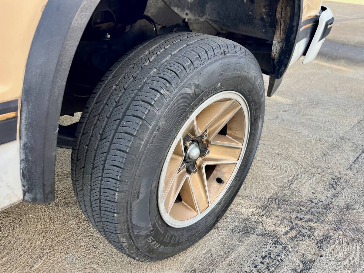 Chevy-s10-blazer-1984-yellow-9