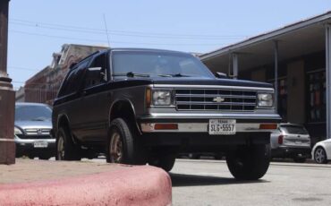 Chevy-s10-blazer-4x4-1990-black-3