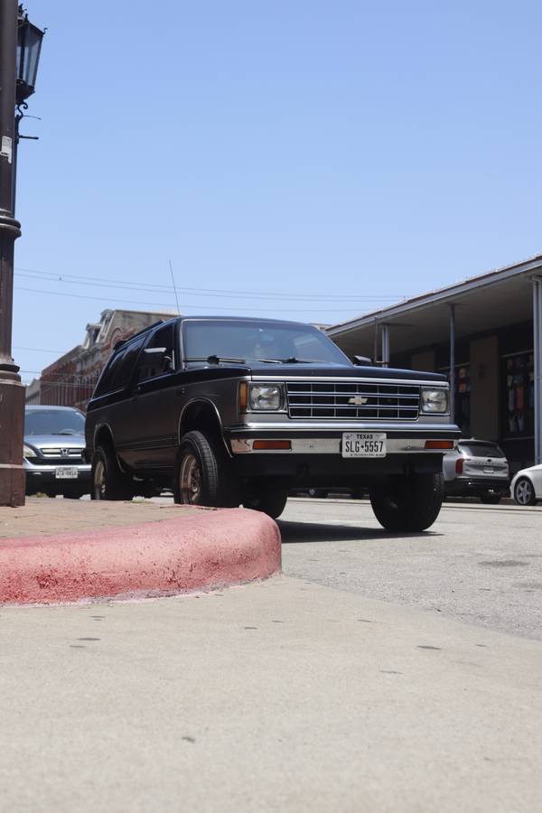 Chevy-s10-blazer-4x4-1990-black-3