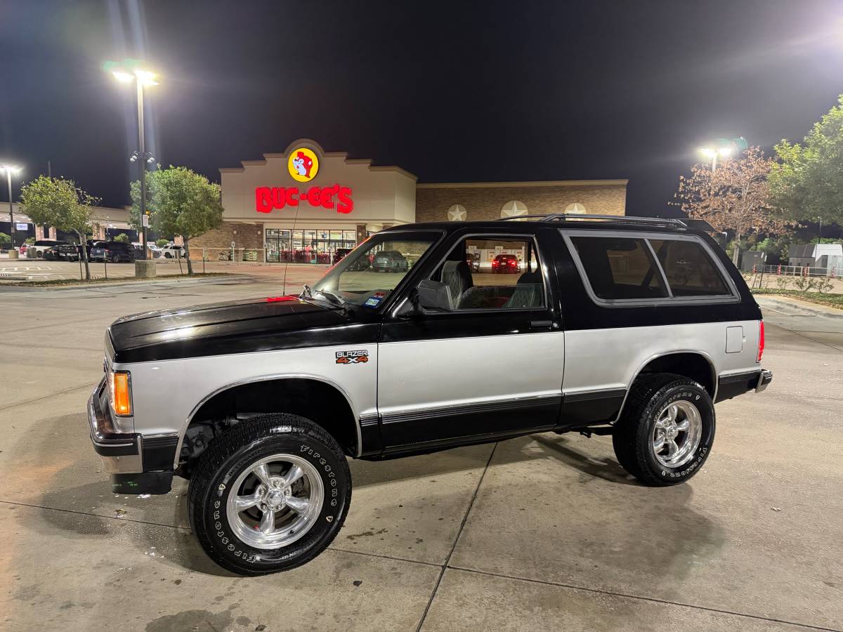 Chevy-s10-blazer-4x4-1990-black-6