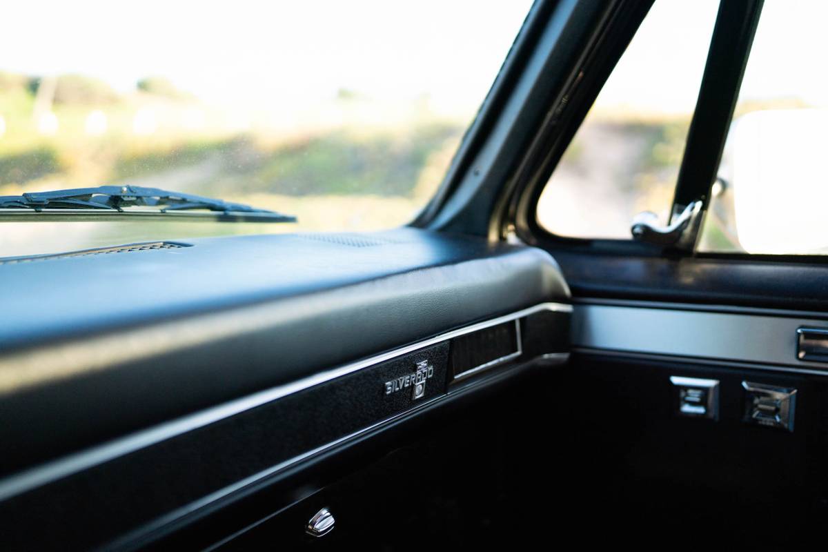 Chevy-silverado-1985-black-11