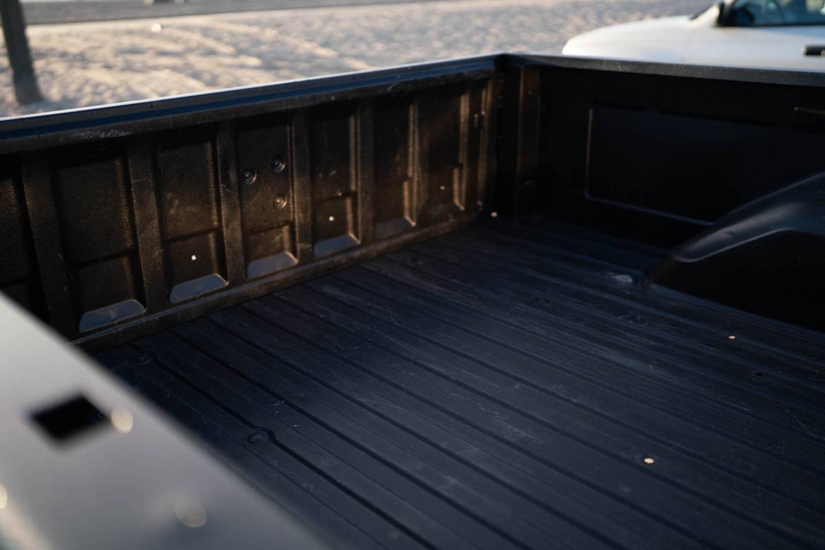 Chevy-silverado-1985-black-19