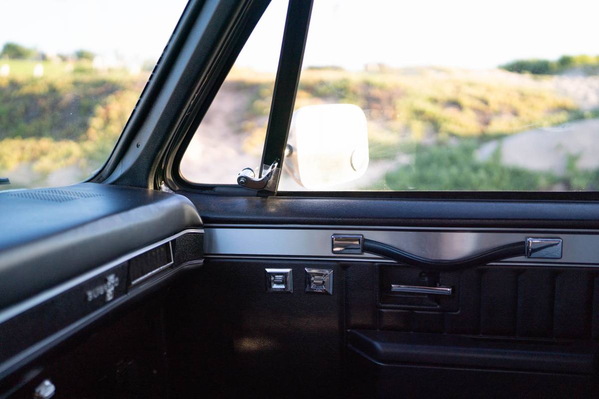 Chevy-silverado-1985-black-22