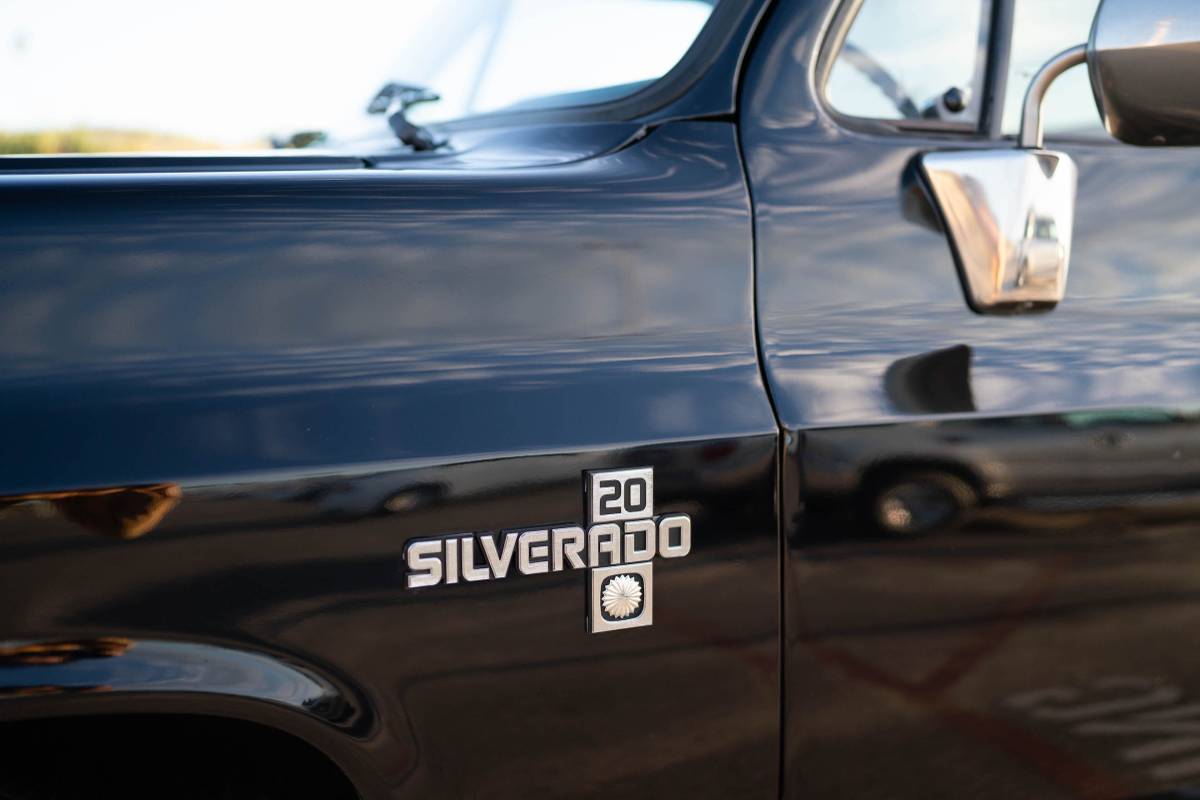 Chevy-silverado-1985-black-23