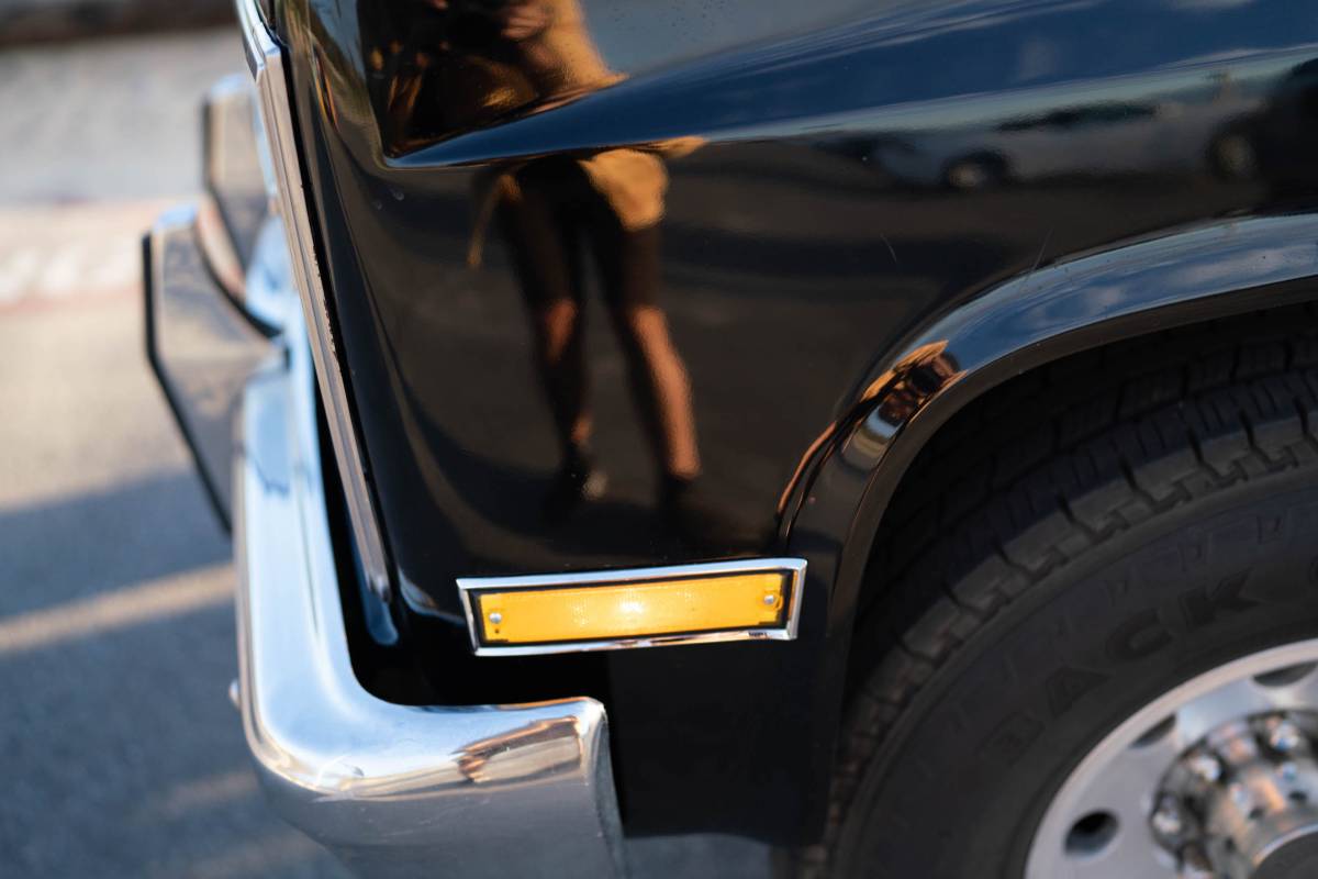 Chevy-silverado-1985-black-3