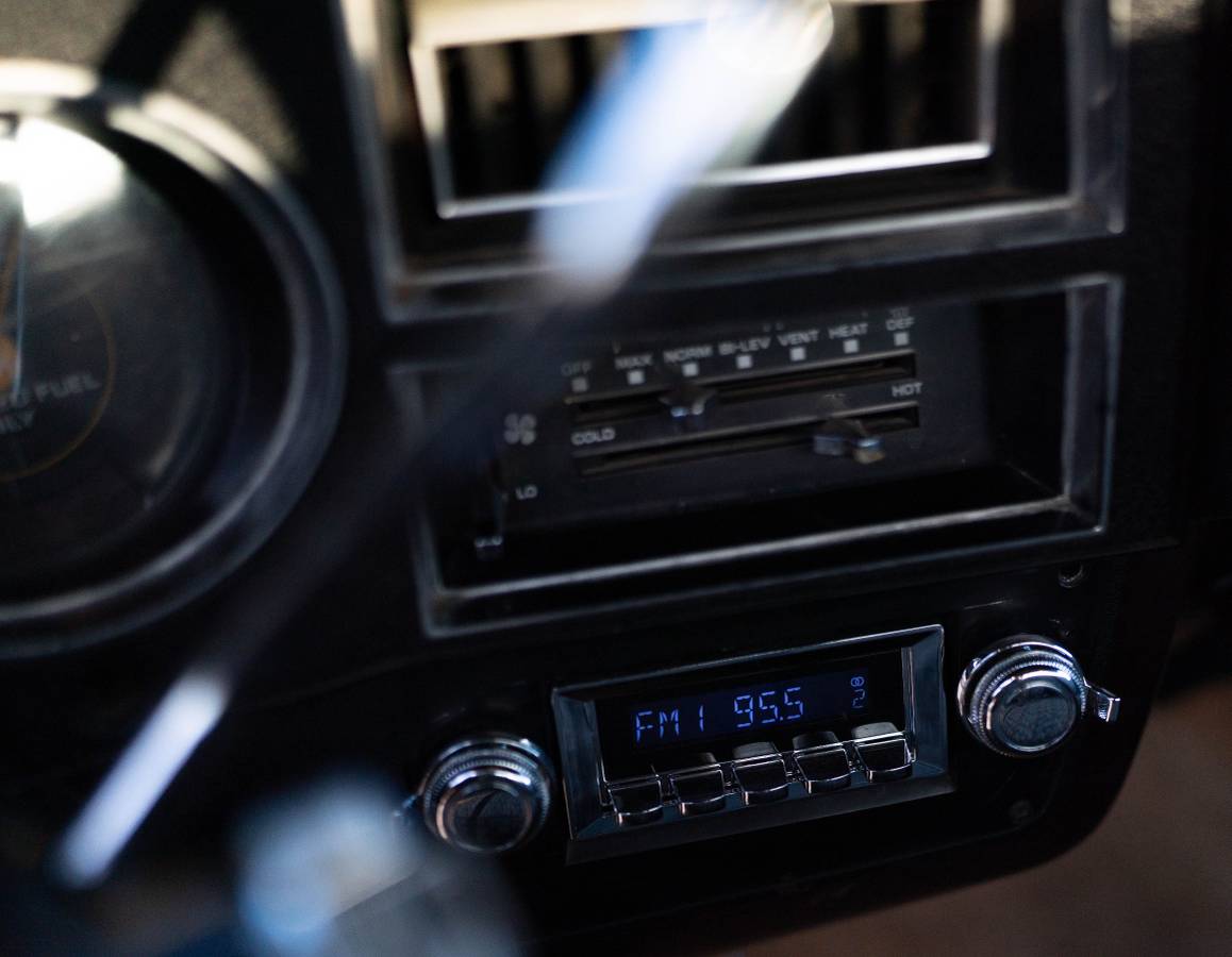 Chevy-silverado-1985-black-9