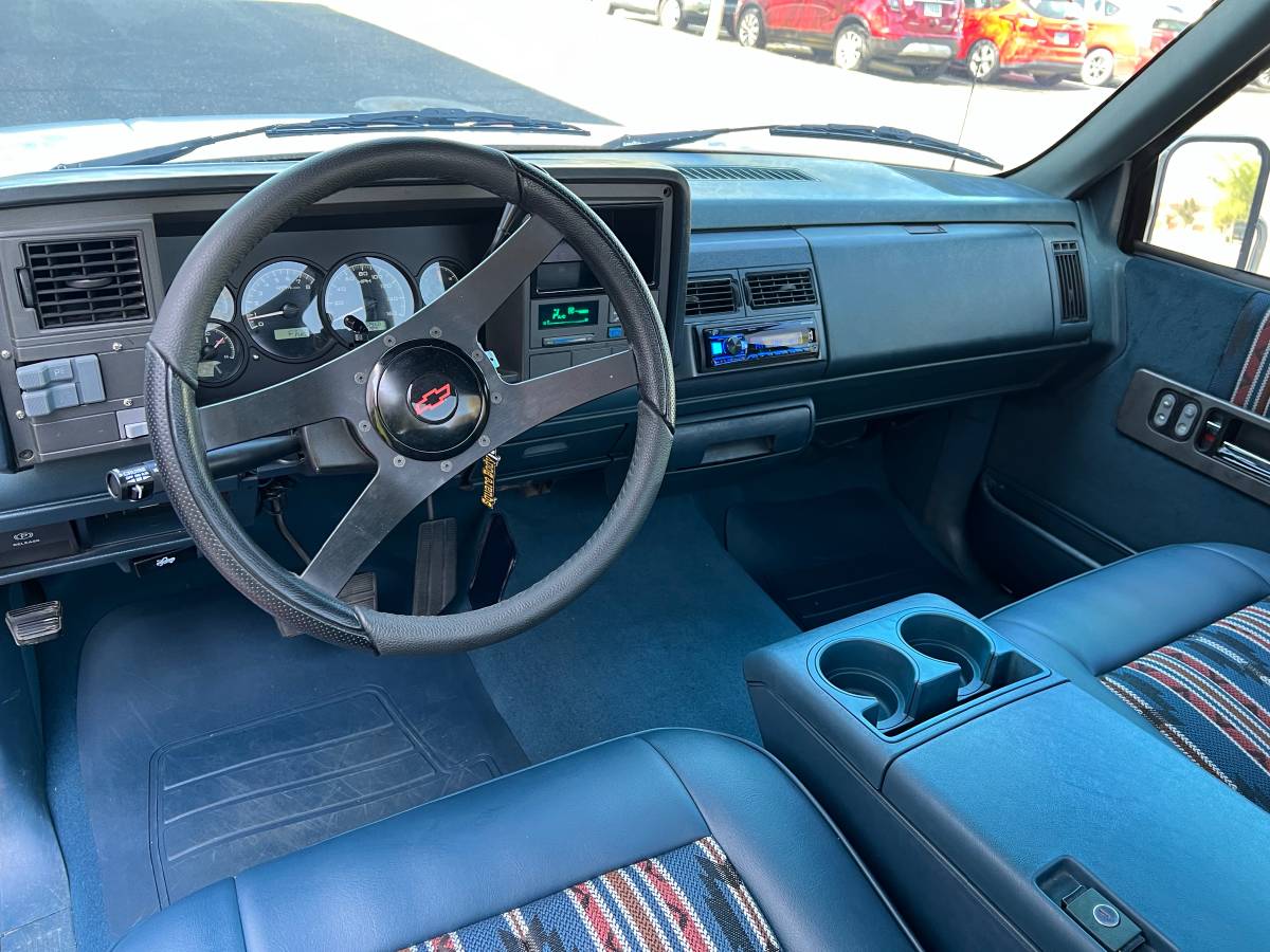 Chevy-silverado-3500-1992-white-17