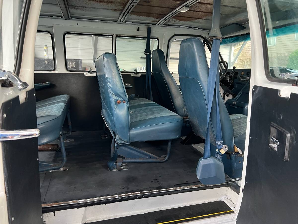 Chevy-sport-van-1985-white-10