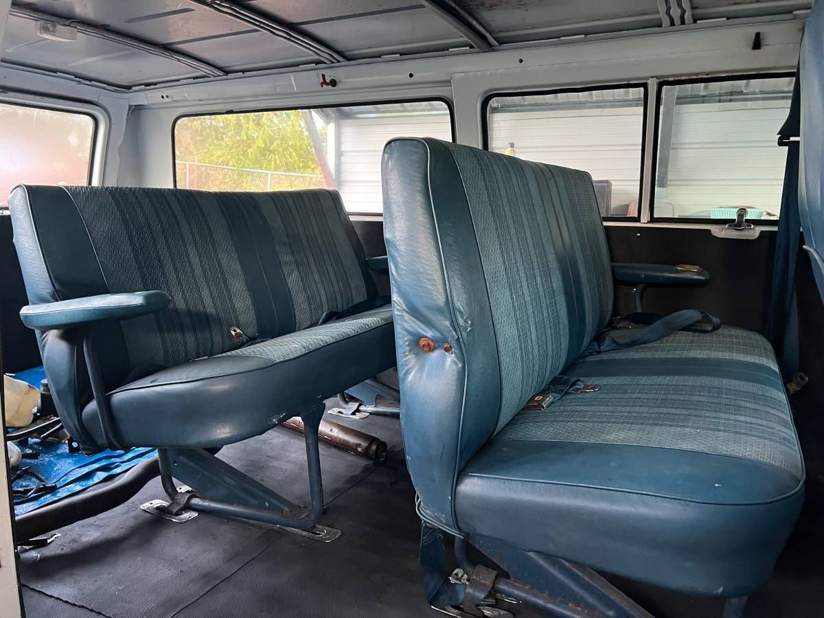 Chevy-sport-van-1985-white-11