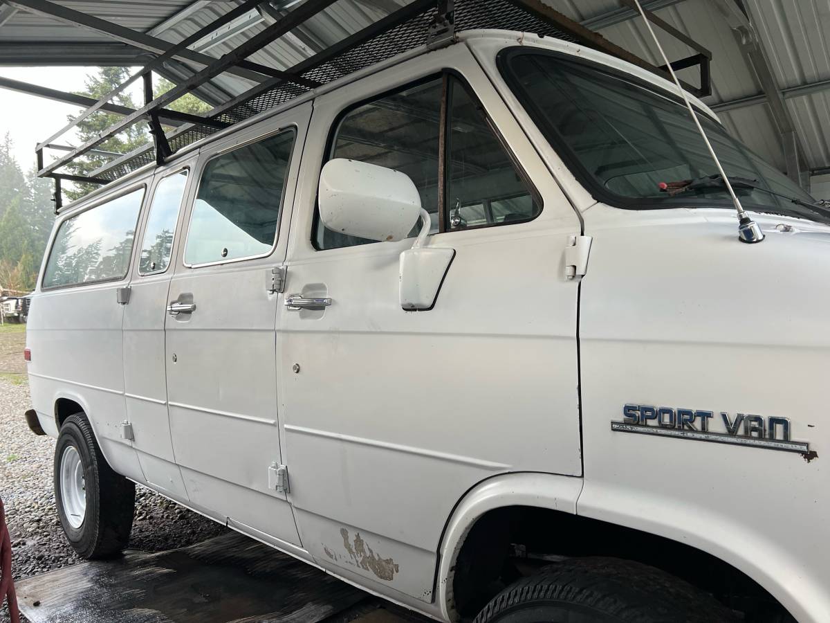 Chevy-sport-van-1985-white-15