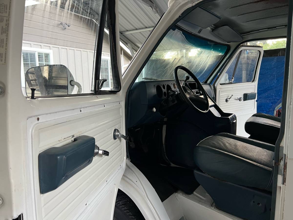 Chevy-sport-van-1985-white-17