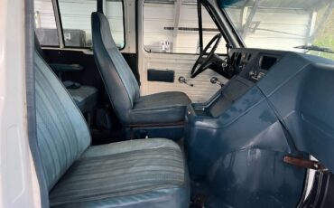 Chevy-sport-van-1985-white-7