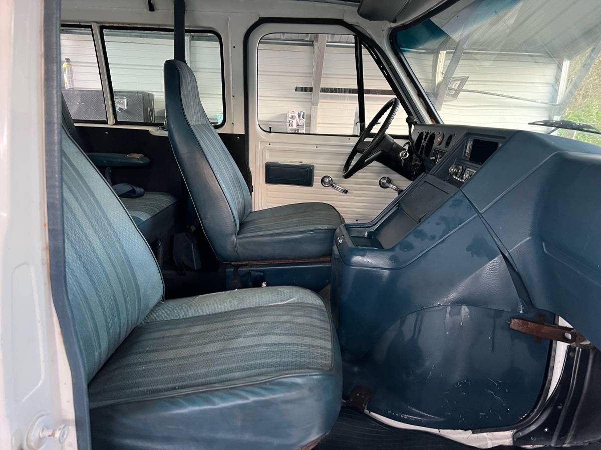 Chevy-sport-van-1985-white-7