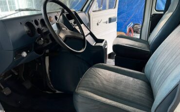 Chevy-sport-van-1985-white-8