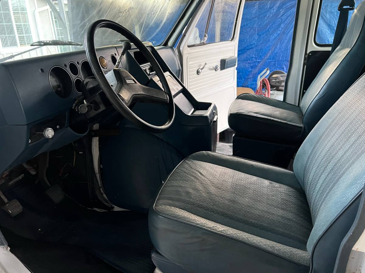 Chevy-sport-van-1985-white-8