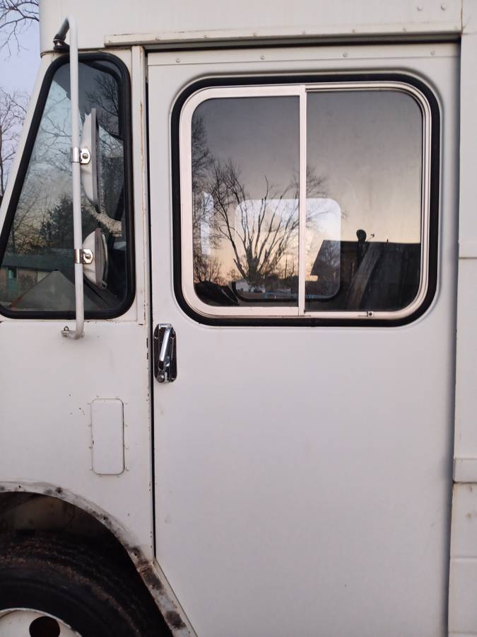 Chevy-stepvan-p30-1991-white-1