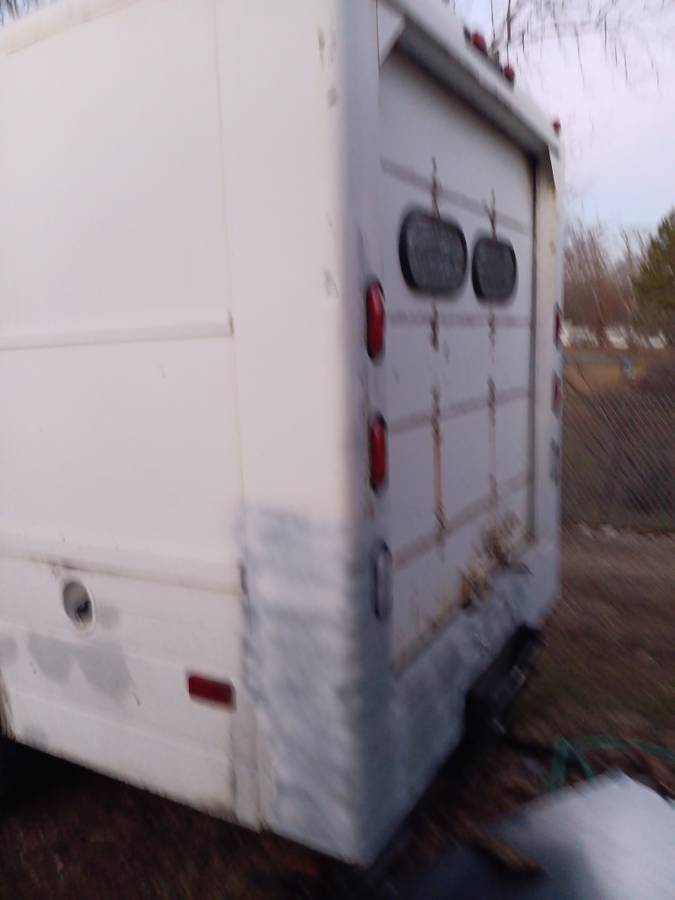 Chevy-stepvan-p30-1991-white-4