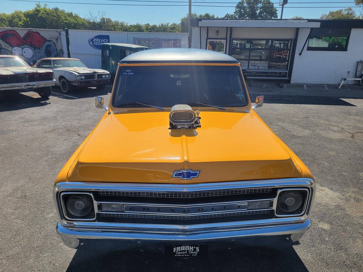 Chevy-suburban-1969-yellow-1