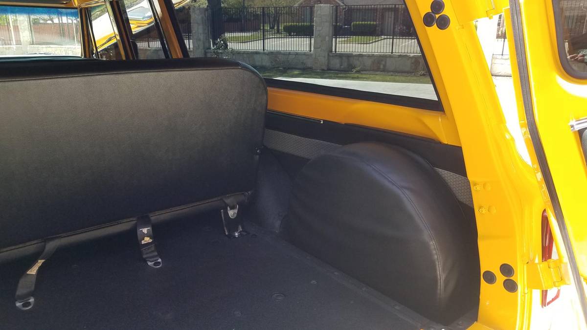 Chevy-suburban-1969-yellow-10