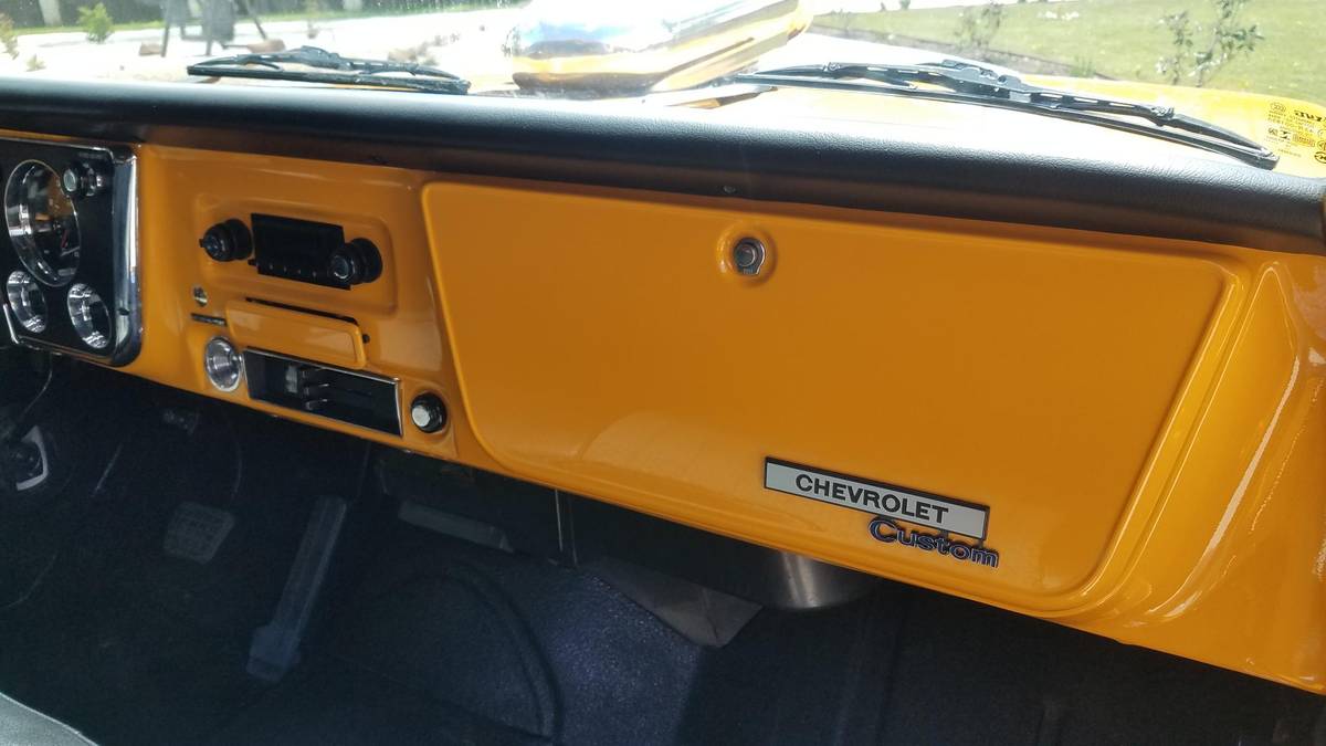 Chevy-suburban-1969-yellow-11