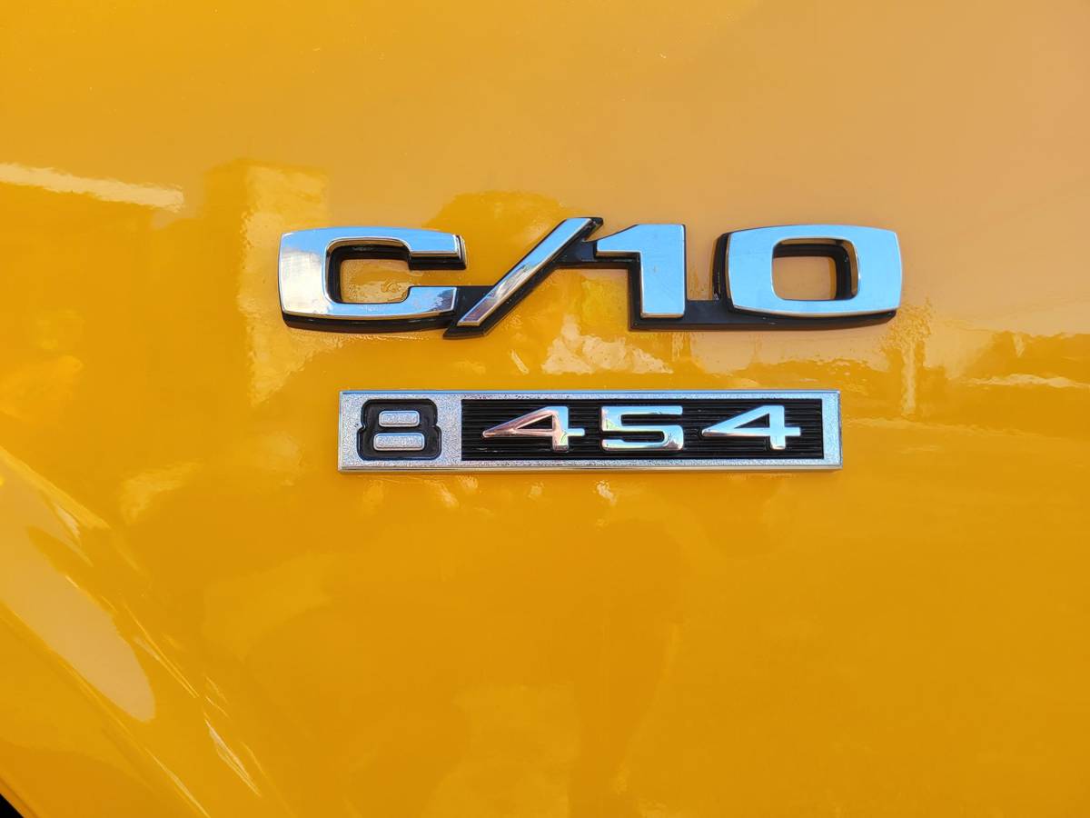 Chevy-suburban-1969-yellow-12