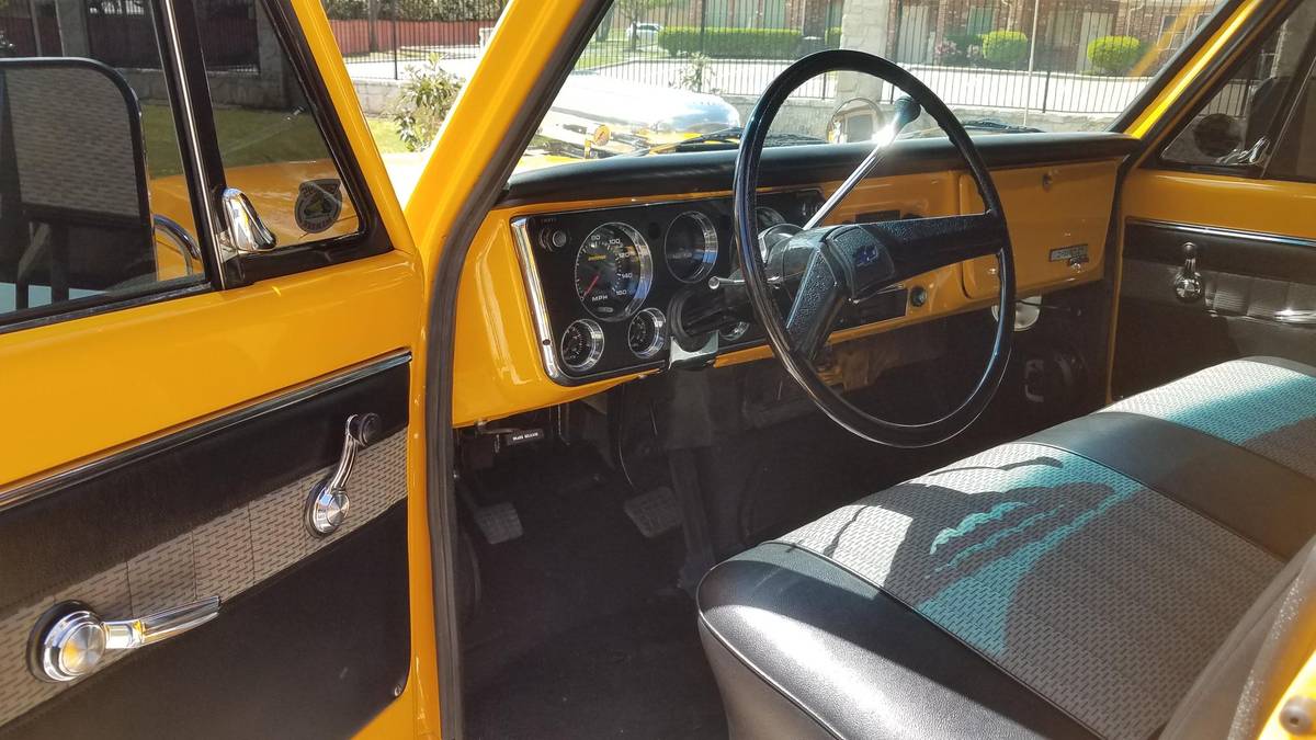 Chevy-suburban-1969-yellow-16