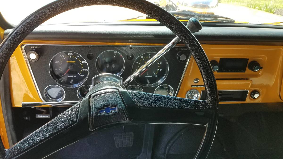 Chevy-suburban-1969-yellow-17