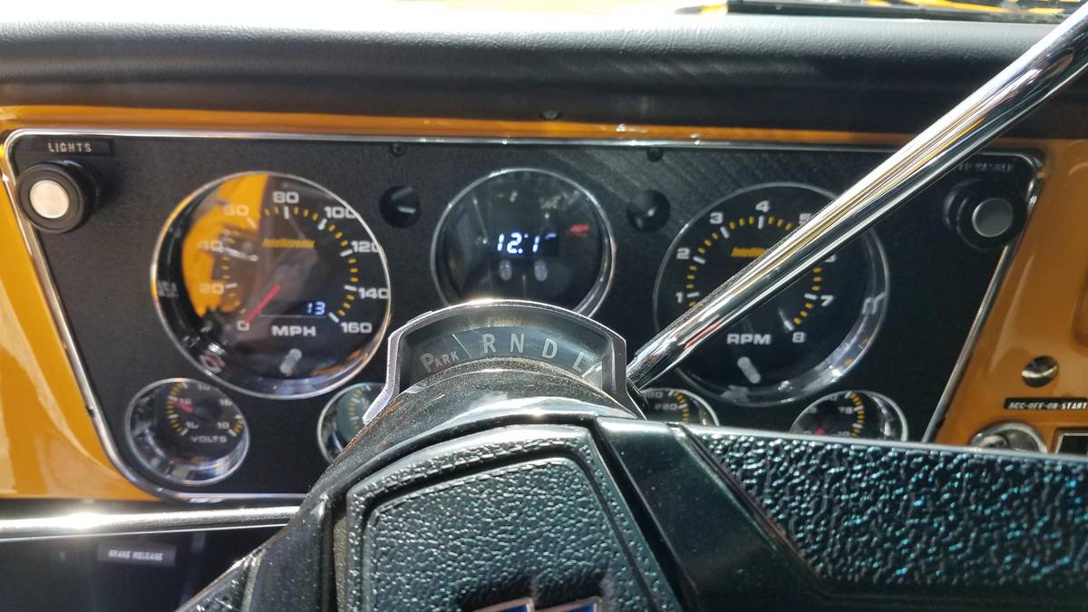 Chevy-suburban-1969-yellow-18