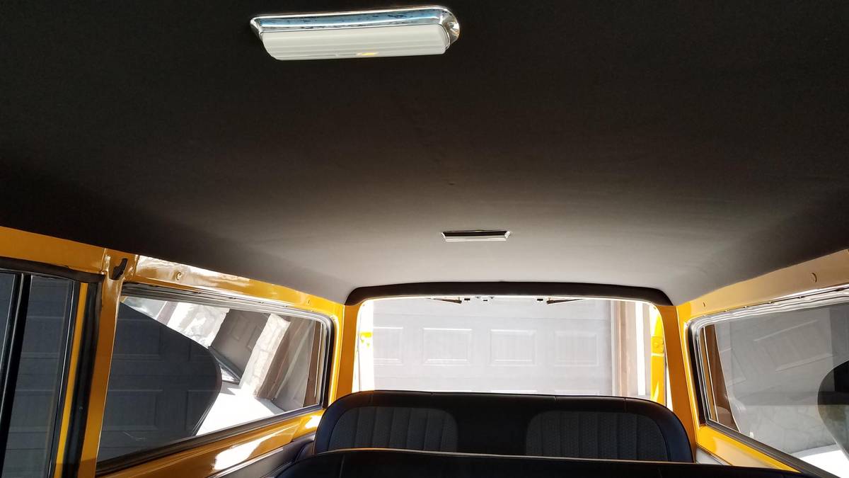 Chevy-suburban-1969-yellow-19