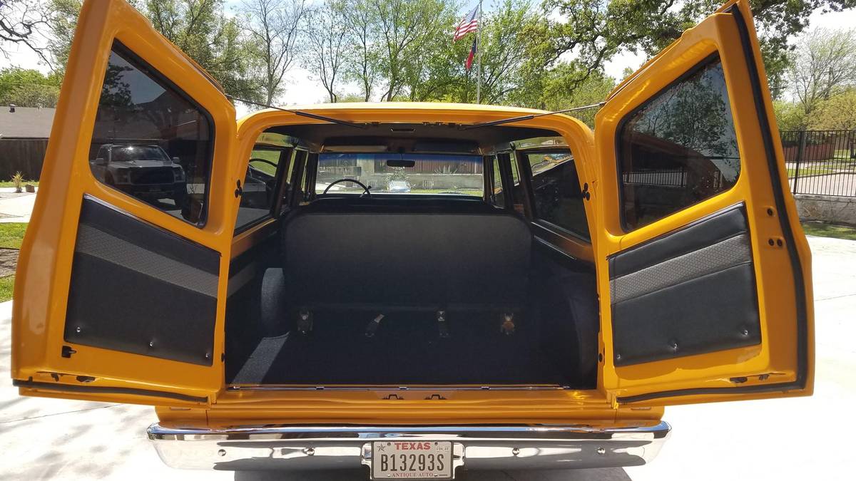 Chevy-suburban-1969-yellow-20