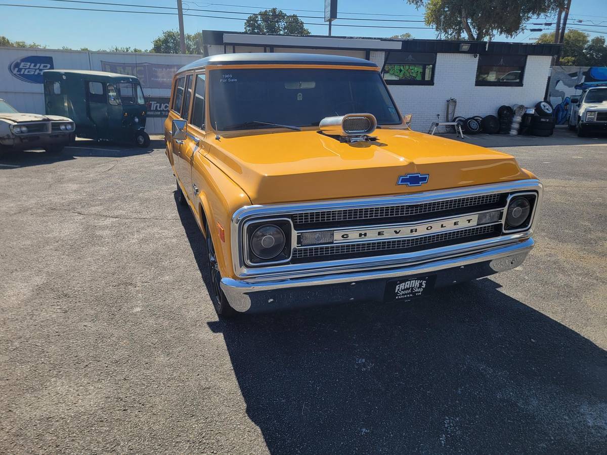 Chevy-suburban-1969-yellow-3