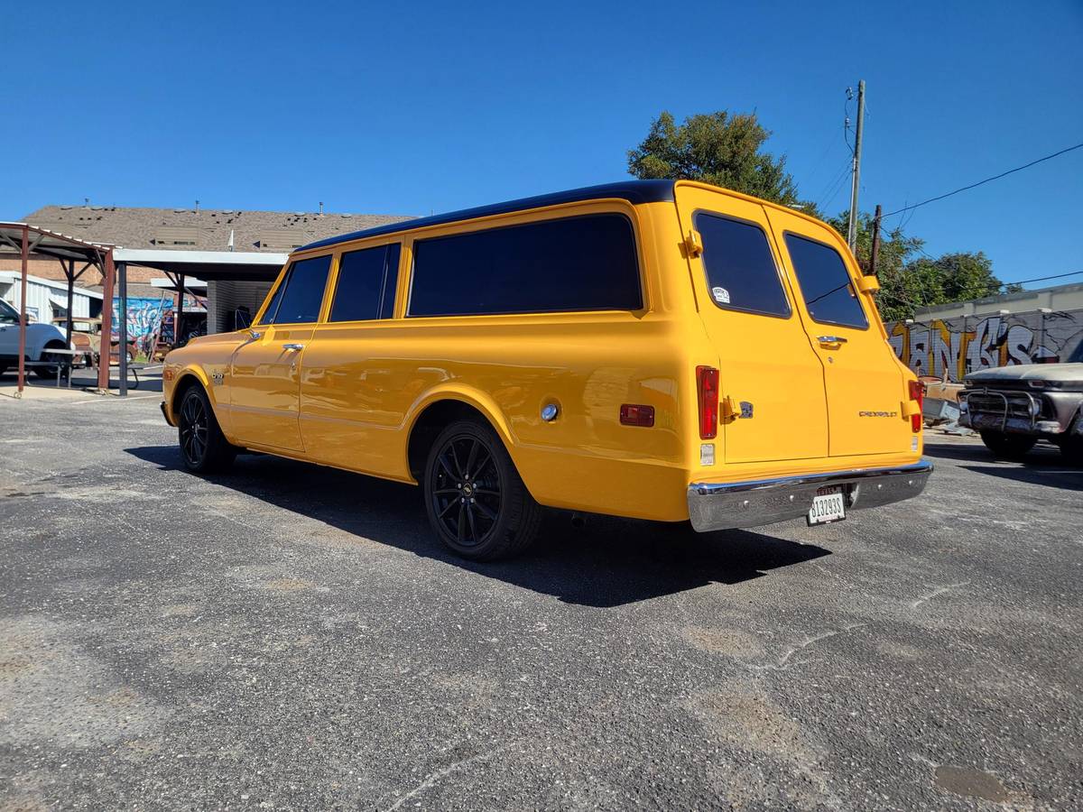 Chevy-suburban-1969-yellow-5