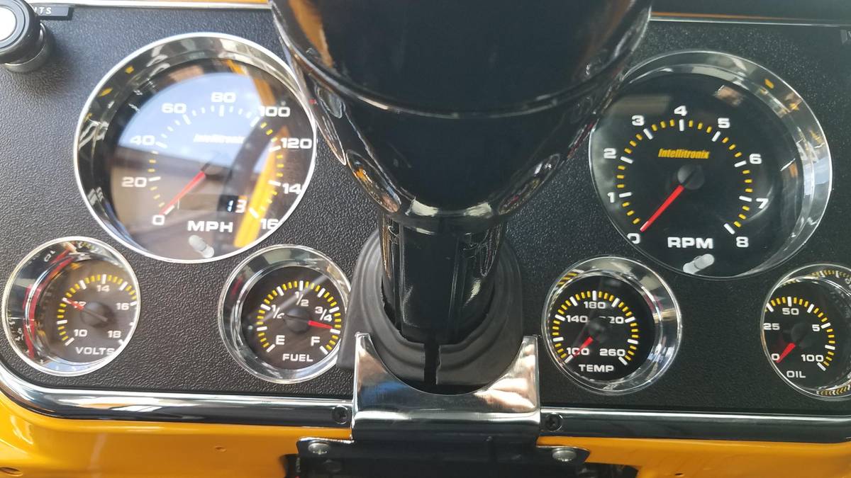 Chevy-suburban-1969-yellow-6