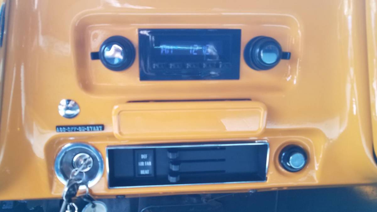 Chevy-suburban-1969-yellow-7