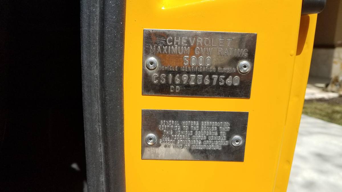 Chevy-suburban-1969-yellow-8