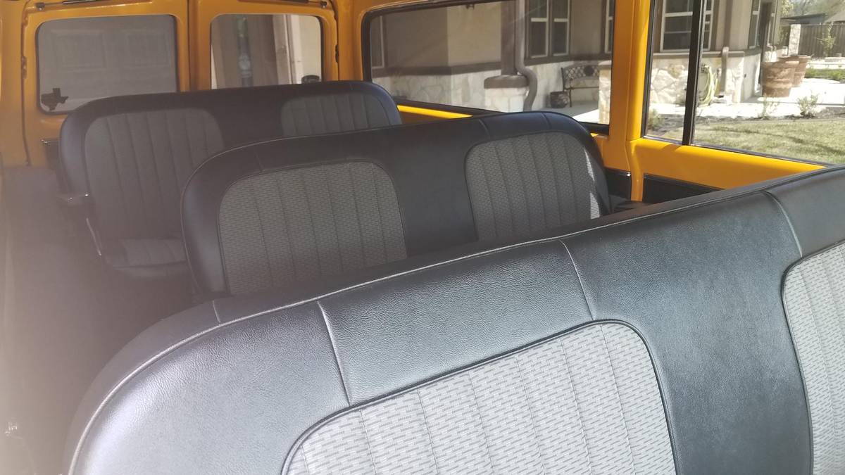 Chevy-suburban-1969-yellow-9