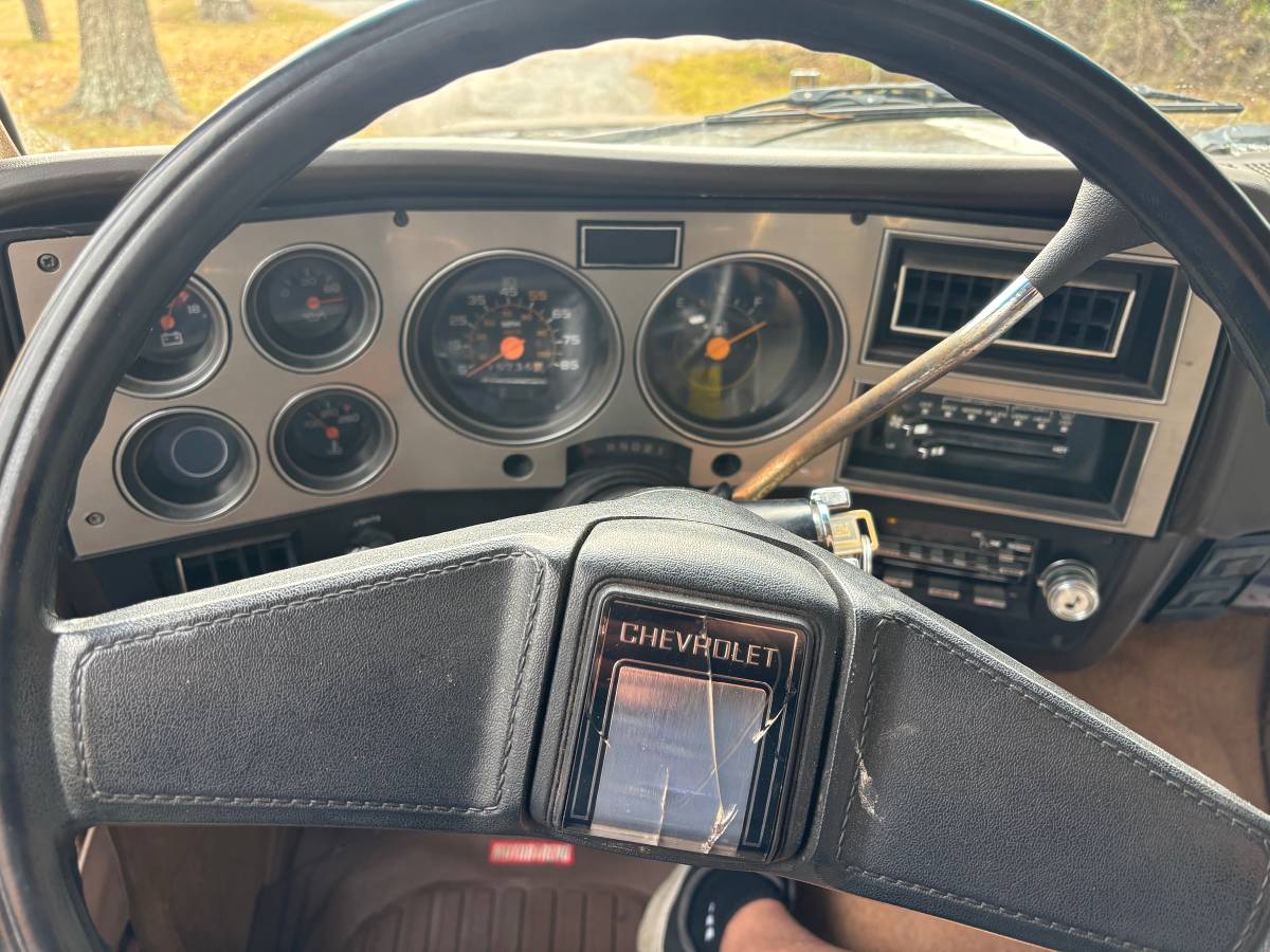 Chevy-suburban-1986-brown-10