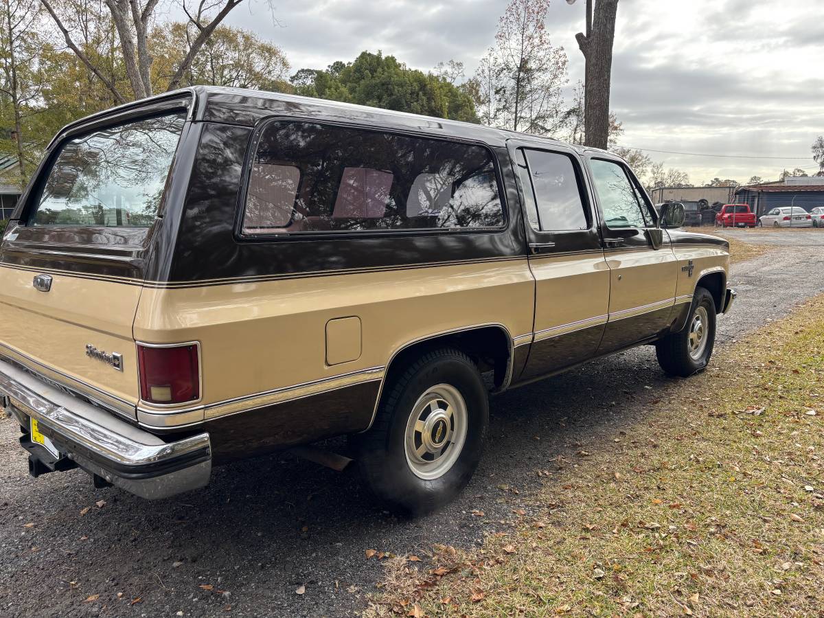 Chevy-suburban-1986-brown-12
