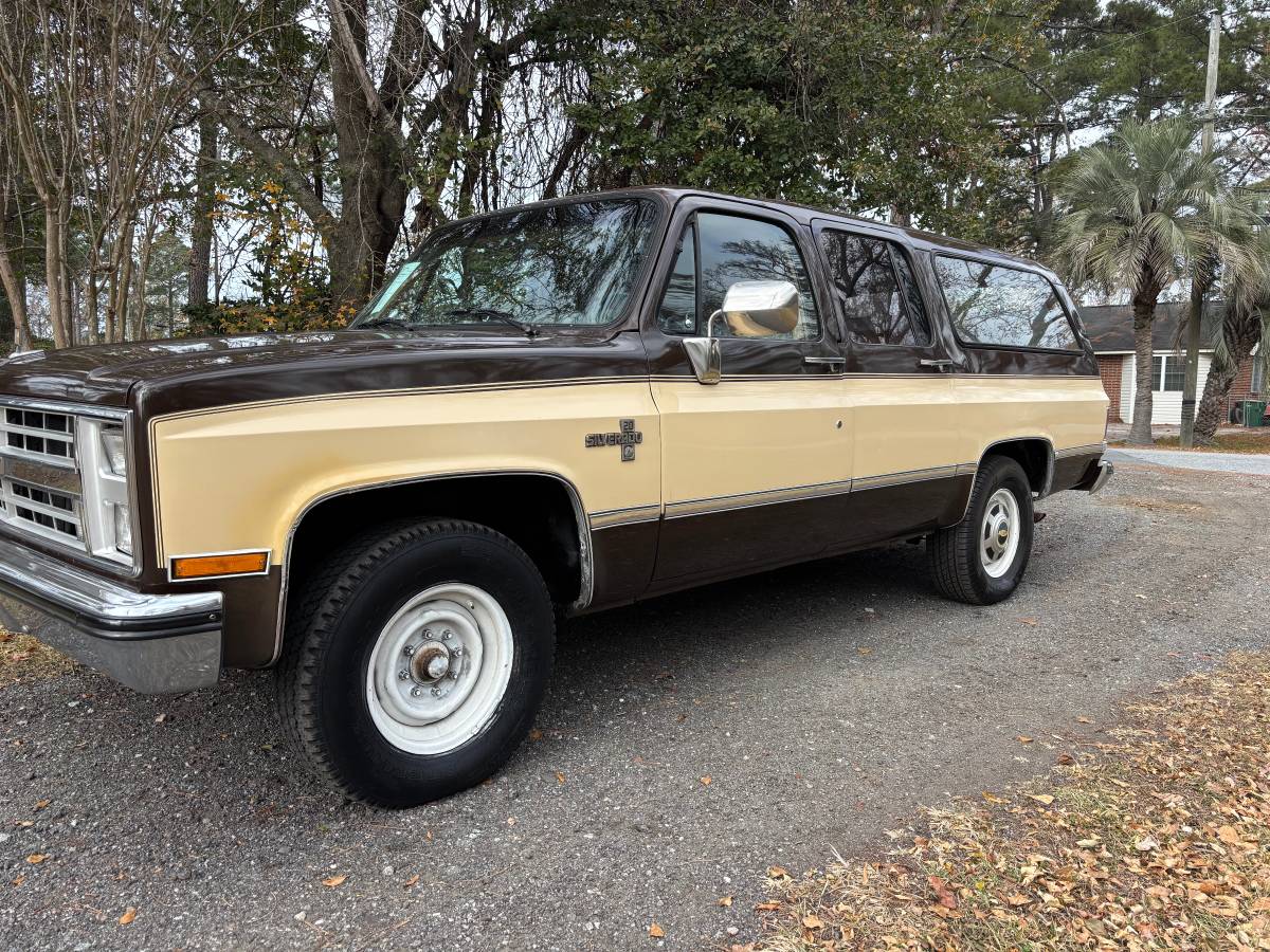 Chevy-suburban-1986-brown-7
