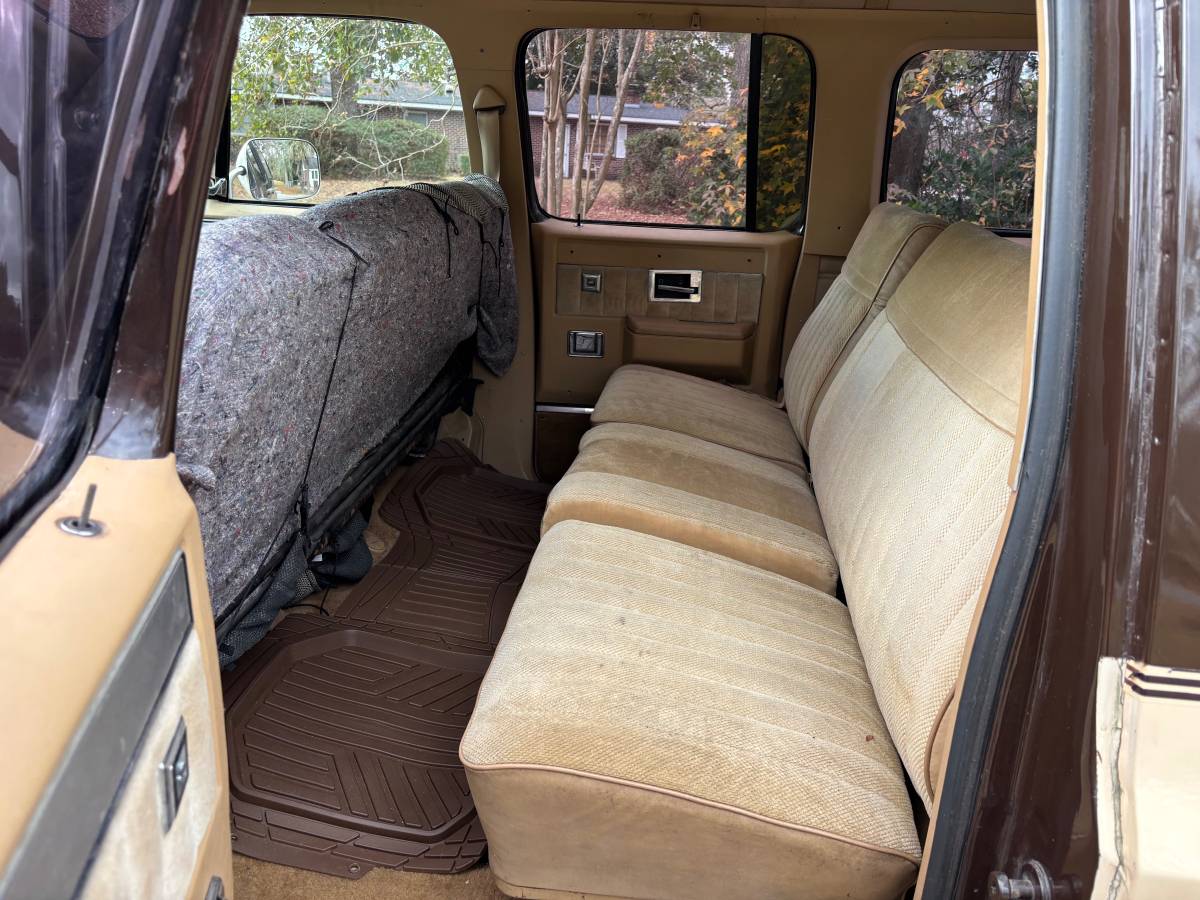 Chevy-suburban-1986-brown-9