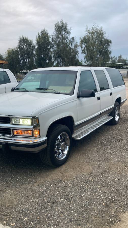 Chevy-suburban-2500-1994-white-1