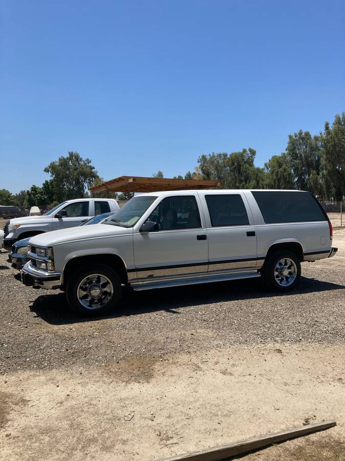 Chevy-suburban-2500-1994-white-2
