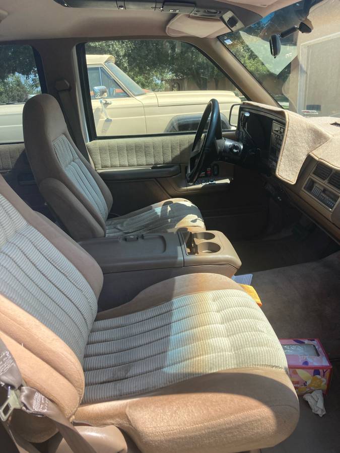 Chevy-suburban-2500-1994-white-3