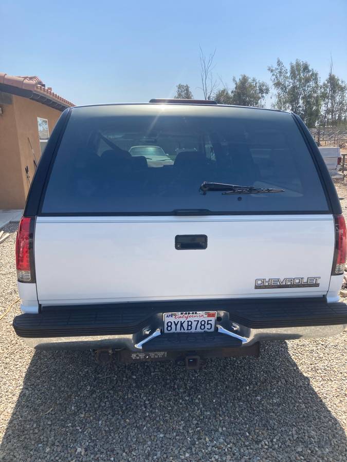 Chevy-suburban-2500-1994-white-4